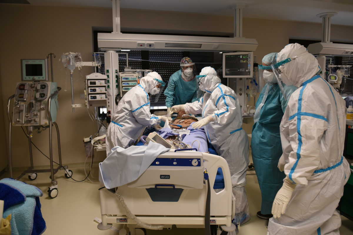 Αυτοί είναι οι δικοί μας ήρωες! Το Reuters στην ΜΕΘ covid του νοσοκομείου Παπανικολάου – Συγκλονιστικές εικόνες - Φωτογραφία 7