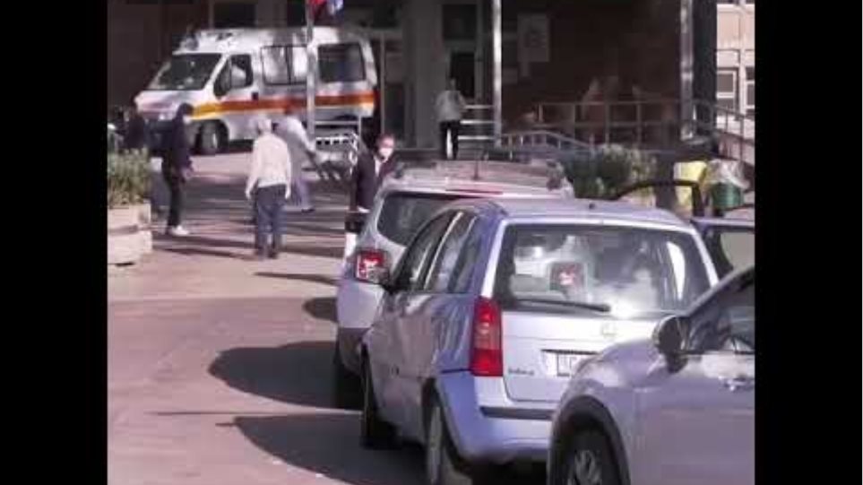 Ιταλία: Χάος στα νοσοκομεία στη Νάπολη – Ασθενείς λαμβάνουν οξυγόνο στα αυτοκίνητα - Φωτογραφία 2