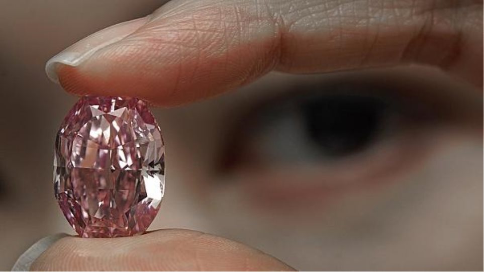 Γενεύη: Πουλήθηκε έναντι 26,6 εκατ. δολαρίων εξαιρετικά σπάνιο ροζ διαμάντι - Φωτογραφία 1