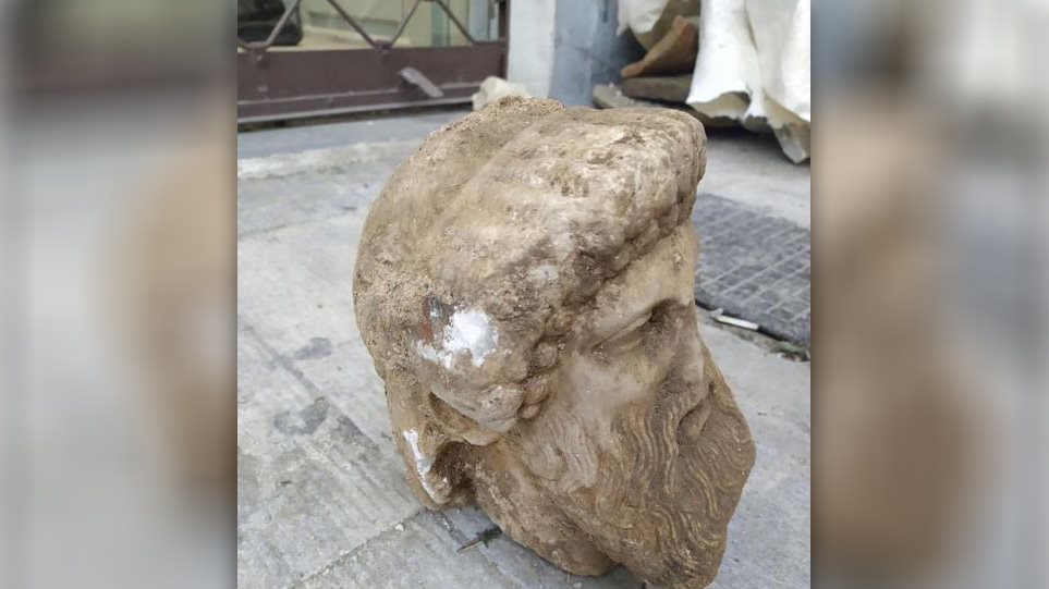 Σπάνιο εύρημα, πιθανόν κεφαλή από ερμαϊκή στήλη βρέθηκε στο κέντρο της Αθήνας - Φωτογραφία 1