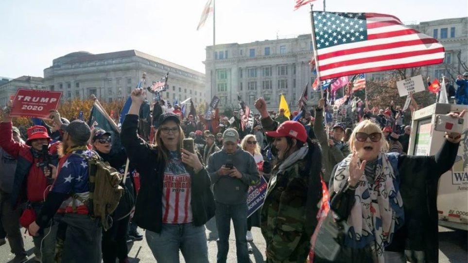 Κλίμα πόλωσης στις ΗΠΑ: «Άλλα τέσσερα χρόνια», φώναζαν διαδηλωτές στην Ουάσινγκτον υπέρ του Τραμπ - Φωτογραφία 1