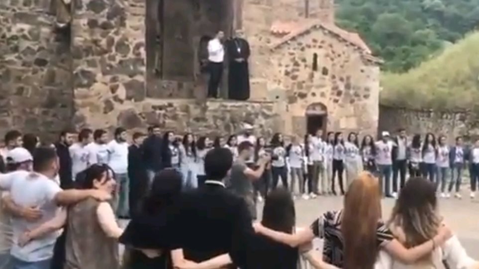 Ναγκόρνο Καραμπάχ: Αρμένιοι αποχαιρετούν τις εκκλησίες τους πριν ξεριζωθούν - Φωτογραφία 1