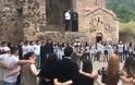 Ναγκόρνο Καραμπάχ: Αρμένιοι αποχαιρετούν τις εκκλησίες τους πριν ξεριζωθούν