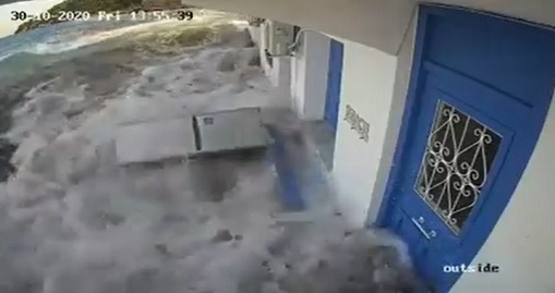 Νέο συγκλονιστικό βίντεο από το τσουνάμι που «χτύπησε» τη Σάμο (vid) - Φωτογραφία 1