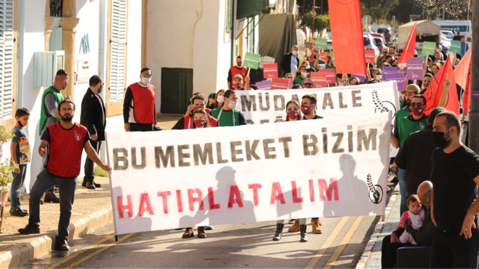 Διαμαρτυρίες Τουρκοκυπρίων για την επίσκεψη Ερντογάν στην Αμμόχωστο: Αγώνας για ειρήνη και δημοκρατία - Φωτογραφία 1