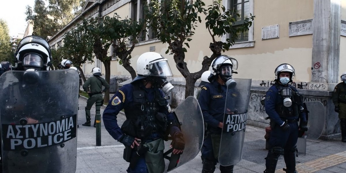 Όπως πάντα άλλη η αντιμετώπιση των πολιτών και άλλη των πολιτικών: «Δεν θα τσακωθεί ο αστυφύλακας με τον Βαρουφάκη» - Φωτογραφία 1