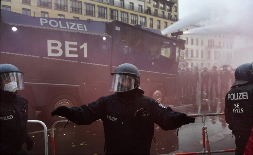 Γερμανία: Συγκρούσεις αστυνομικών και αρνητών της μάσκας στο Βερολίνο - Φωτογραφία 3