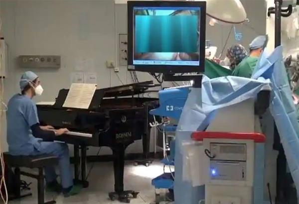 Γιατί Ιταλοί γιατροί χειρουργούν μικρό ασθενή με καρκίνο με συνοδεία πιάνου (video) - Φωτογραφία 1