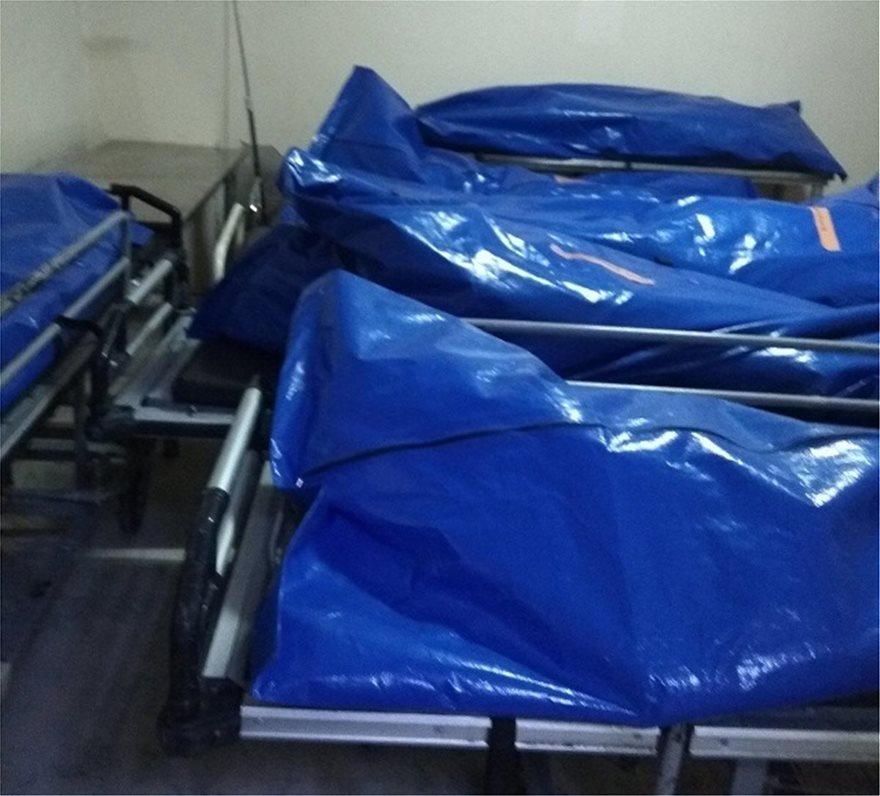 Σοροί νεκρών σε σακούλες εκτός ψυγείων στο νοσοκομείο Βόλου - Φωτογραφία 3