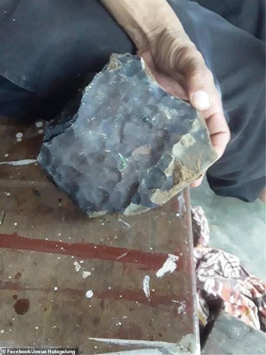 Σπάνιος μετεωρίτης αξίας 1,5 εκατ. ευρώ έπεσε σε... σπίτι Ινδονήσιου! - Φωτογραφία 2