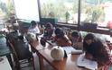 Μαθητές κάνουν τηλεκπαίδευση με μπουφάν και κινητό σε καφενείο