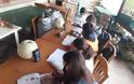 Μαθητές κάνουν τηλεκπαίδευση με μπουφάν και κινητό σε καφενείο - Φωτογραφία 2