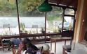 Μαθητές κάνουν τηλεκπαίδευση με μπουφάν και κινητό σε καφενείο - Φωτογραφία 4