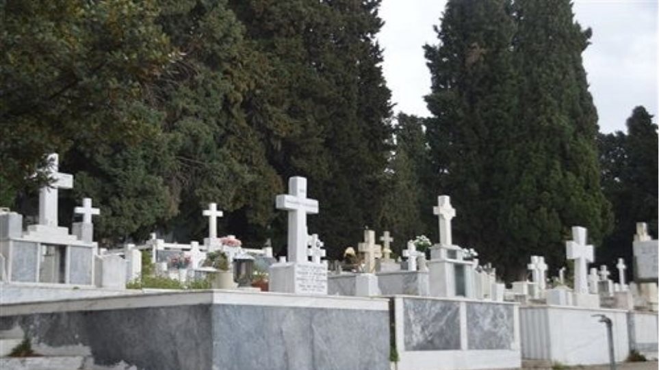 Κορωνοϊός: Ασφυκτική η κατάσταση στα κοιμητήρια Θεσσαλονίκης - Φωτογραφία 1