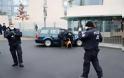 Βερολίνο: Αυτοκίνητο έπεσε στην πύλη της Καγκελαρίας - Φωτογραφία 4