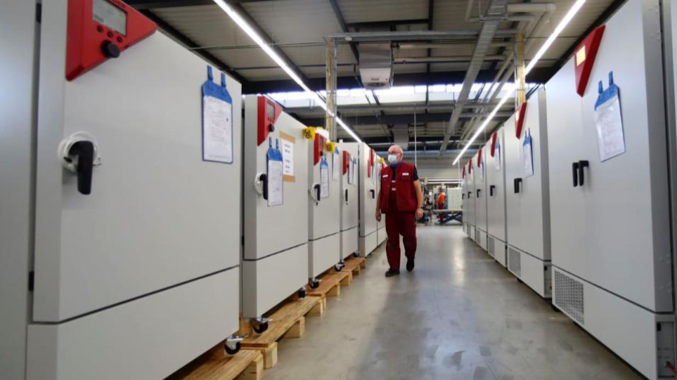 Γερμανία: Έτοιμα τα «σούπερ ψυγεία» που μεταφέρουν εμβόλια σε πολικές θερμοκρασίες - Φωτογραφία 1