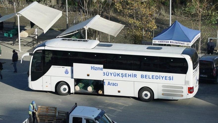 Τουρκία... Φορτώνουν τους νεκρούς από Covid-19 σε τουριστικά λεωφορεία... - Φωτογραφία 1