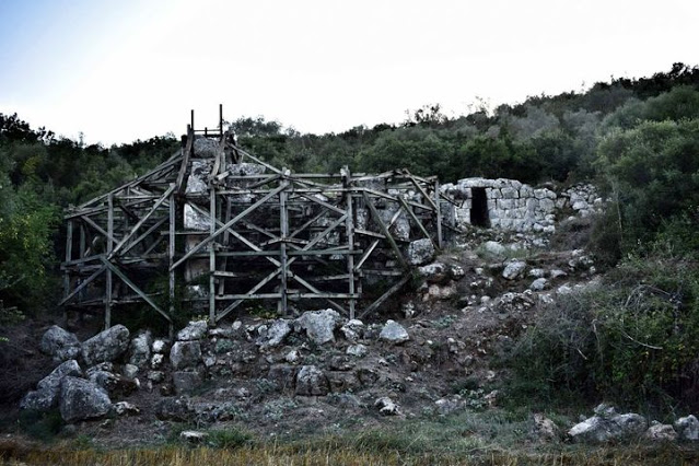 Η επιβλητική αρχαία Μητρόπολη στην Παλαιομάνινα εκπέμπει,  S.O.S.!!! - Φωτογραφία 2