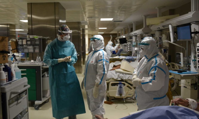 Κορονοϊός – Θεσσαλονίκη: “Χάνουμε ασθενείς πριν προλάβει να τους δει γιατρός” Τραγική η κατάσταση στα νοσοκομεία - Φωτογραφία 1