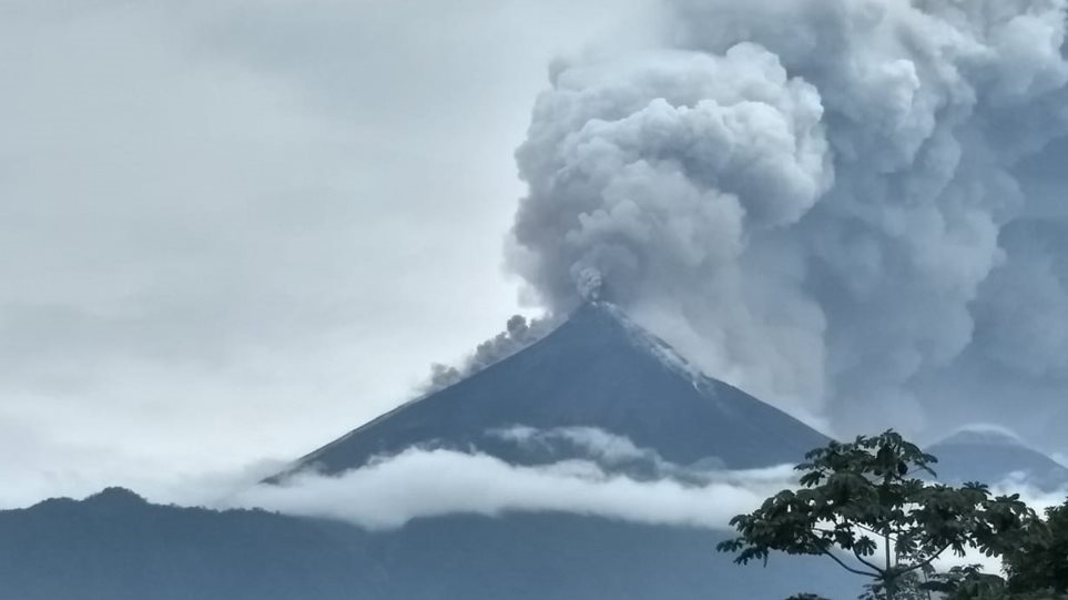 Ινδονησία: Ενεργοποιήθηκε το ηφαίστειο «Λεβοτόλο» - Φωτογραφία 1