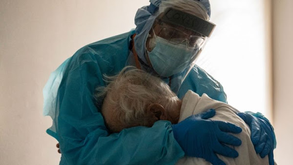Γιατρός αγκαλιάζει ηλικιωμένο που κλαίει στη μονάδα Covid - Φωτογραφία 1