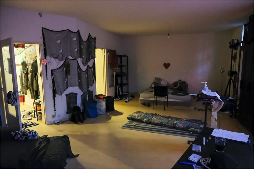 Βρυξέλλες: Αυτό είναι το δωμάτιο που έγινε το gay όργιο - Ο ευρωβουλευτής πήγε να το σκάσει από την υδρορροή - Φωτογραφία 2