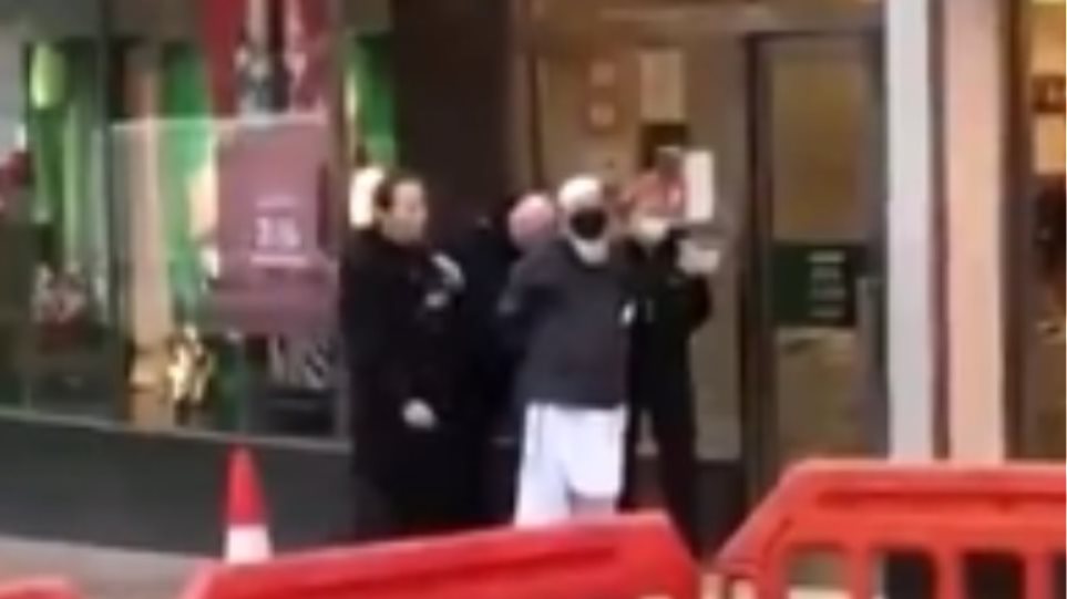 Δυο άτομα μαχαιρώθηκαν σε κατάστημα Marks & Spencer στο Μπέρνλι της Βρετανίας - Φωτογραφία 1