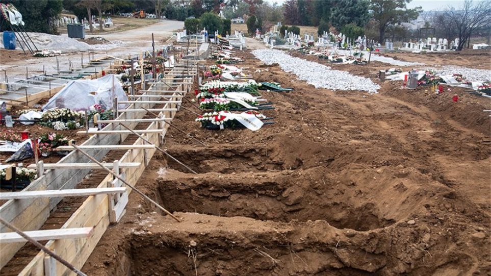 Ανατριχιαστικές εικόνες: Ανοίγουν δεκάδες νέους τάφους στη Θεσσαλονίκη - Φωτογραφία 1