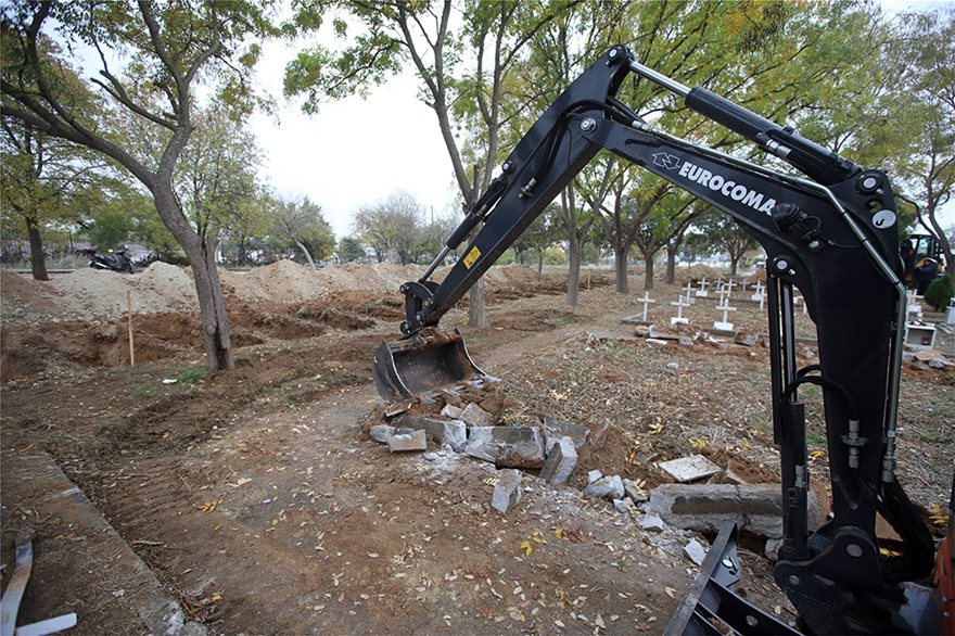 Ανατριχιαστικές εικόνες: Ανοίγουν δεκάδες νέους τάφους στη Θεσσαλονίκη - Φωτογραφία 10
