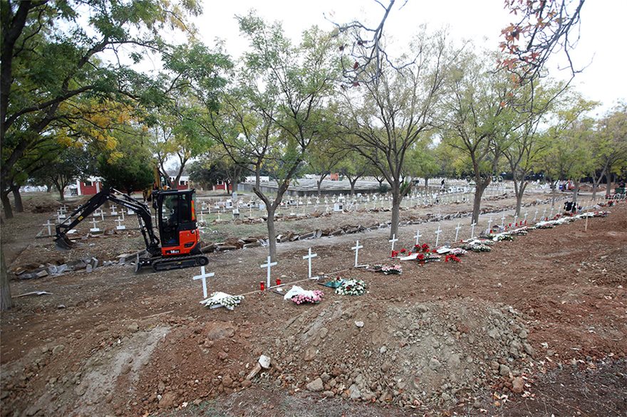 Ανατριχιαστικές εικόνες: Ανοίγουν δεκάδες νέους τάφους στη Θεσσαλονίκη - Φωτογραφία 7