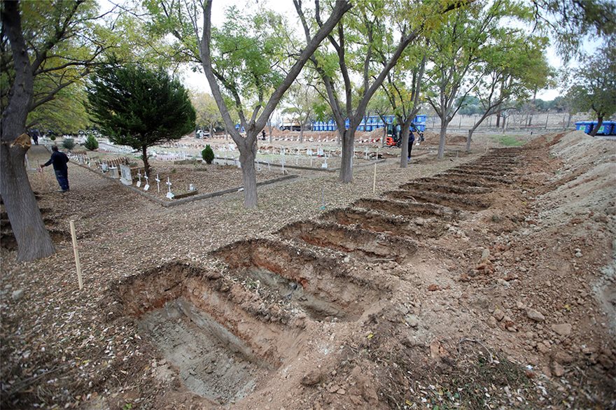 Ανατριχιαστικές εικόνες: Ανοίγουν δεκάδες νέους τάφους στη Θεσσαλονίκη - Φωτογραφία 8