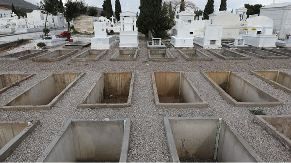 Εικόνες σοκ: Ανοίγουν συνεχώς νέους τάφους στο νεκροταφείο Βούλας - Βάρης - Βουλιαγμένης - Φωτογραφία 1