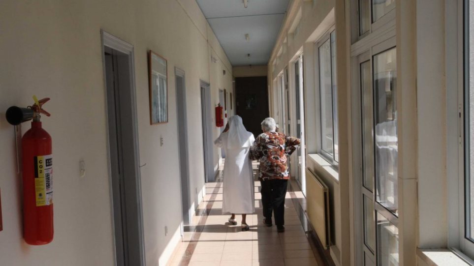 Γαλλία: Η «Φυσαλίδα της Αγκαλιάς» εγκαταστάθηκε σε γηροκομείο για αγκαλιές - Φωτογραφία 1