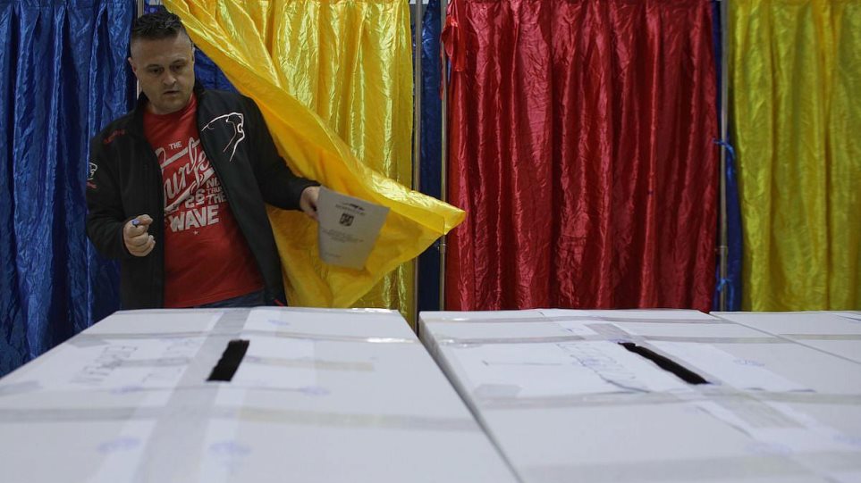 Ρουμανία: Άνοιξαν οι κάλπες για τις βουλευτικές εκλογές - Ποιο κόμμα είναι το φαβορί - Φωτογραφία 1