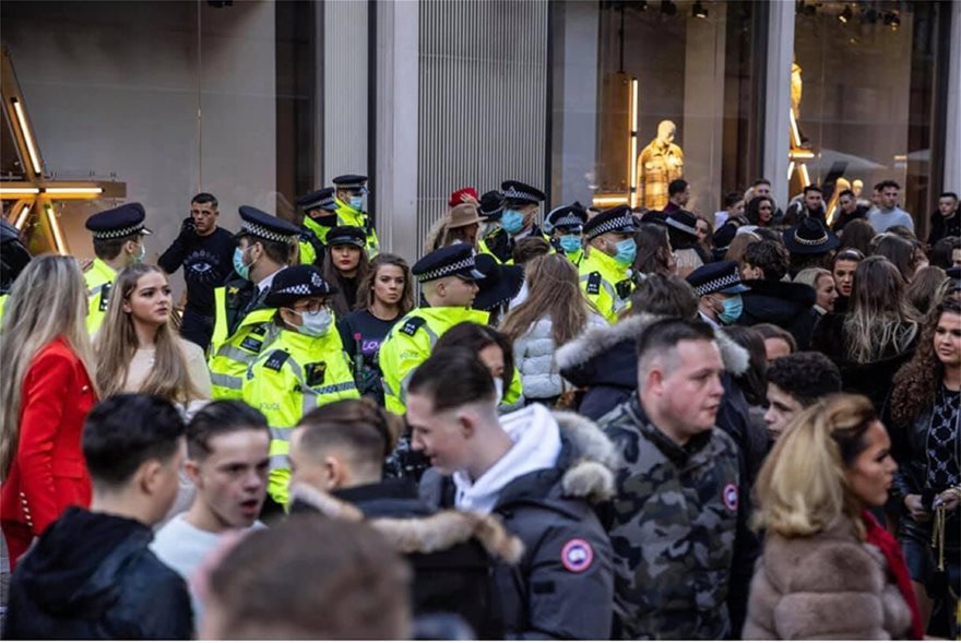Λονδίνο: O απόλυτος πανικός έξω από το Harrods - Εκατοντάδες προσπαθούν να μπουν - Φωτογραφία 3