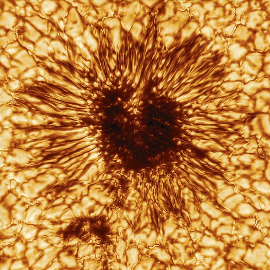 Eντυπωσιακή φωτο ηλιακής κηλίδας μεγαλύτερης από τη Γη - Φωτογραφία 2
