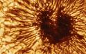 Eντυπωσιακή φωτο ηλιακής κηλίδας μεγαλύτερης από τη Γη