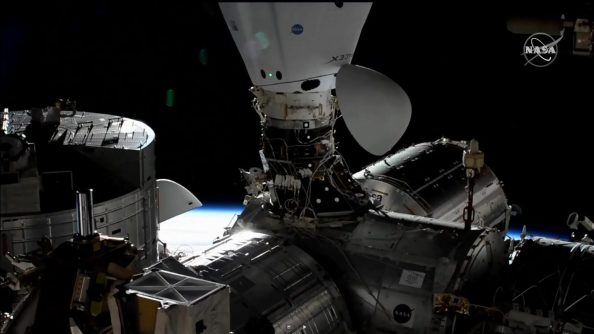 Στο πάρκινγκ του Διαστημικού Σταθμού ISS - Φωτογραφία 1