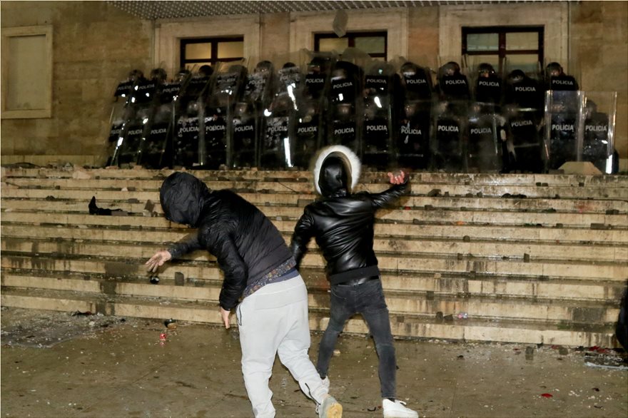 Αλβανία: Κλιμακώνονται οι ταραχές και τα επεισόδια μετά τη δολοφονία του 25χρονου - Φωτογραφία 3