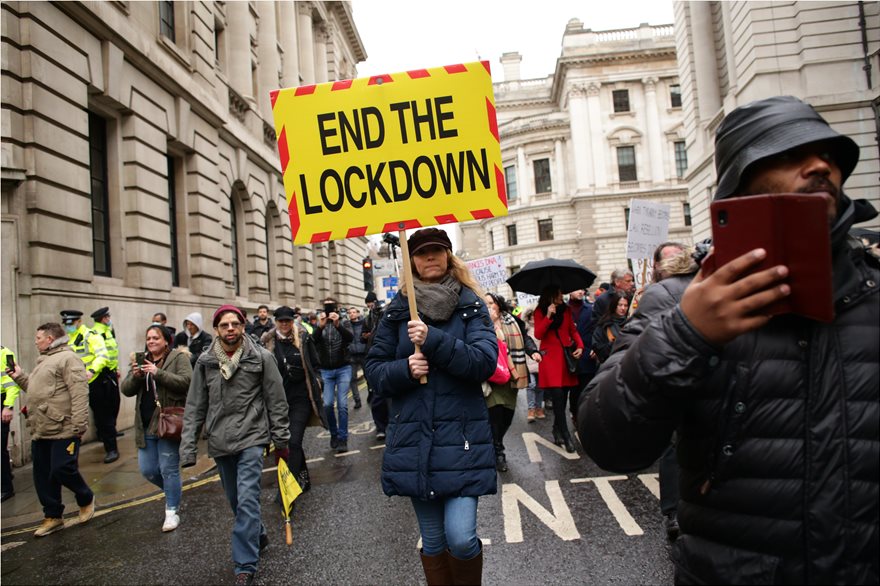 Κορωνοϊός: Απίστευτες εικόνες σε Λονδίνο και Γερμανία - «Ξεχύθηκαν» στους δρόμους πριν το νέο lockdown - Φωτογραφία 3