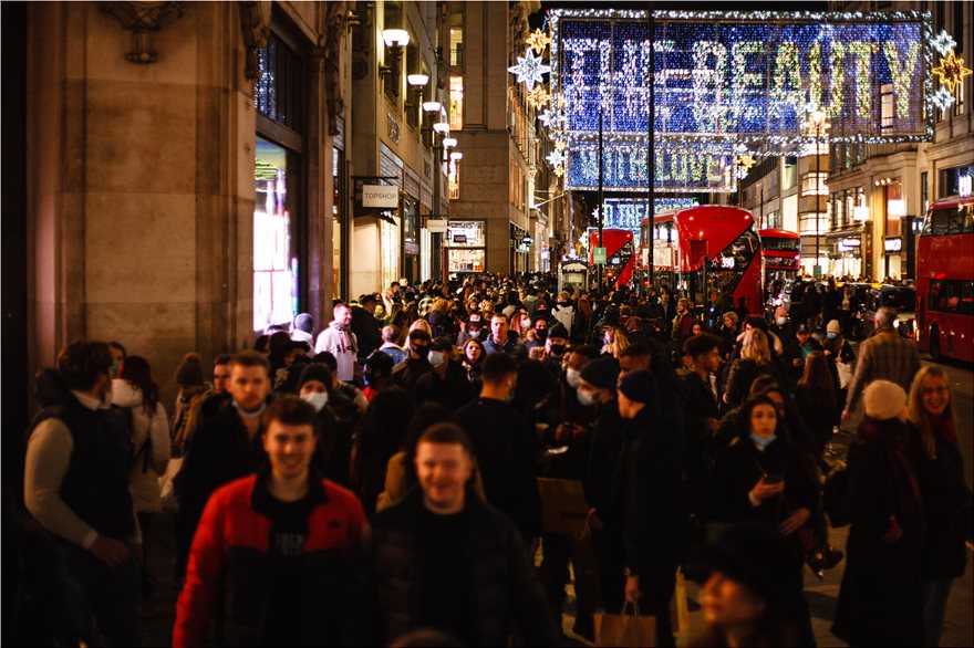Κορωνοϊός: Απίστευτες εικόνες σε Λονδίνο και Γερμανία - «Ξεχύθηκαν» στους δρόμους πριν το νέο lockdown - Φωτογραφία 4