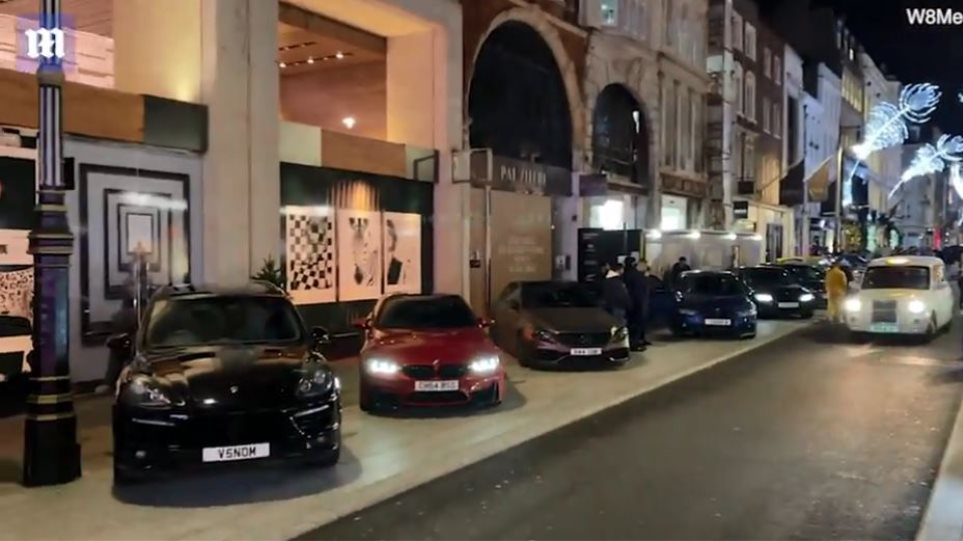 Λονδίνο: Φαν του αυτοκινήτου αψήφισαν την καραντίνα και βόλταραν με Porsche, Mercedes και Lamborghini - Φωτογραφία 1