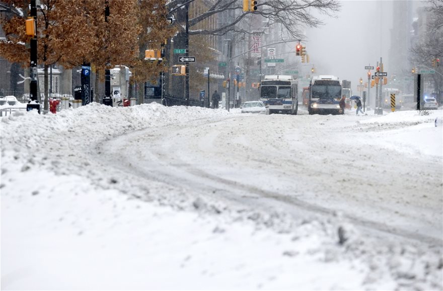 «Ντύθηκε» στα «λευκά» η Νέα Υόρκη - Χιονοθύελλα έπληξε τις βορειοανατολικές των ΗΠΑ - Φωτογραφία 2