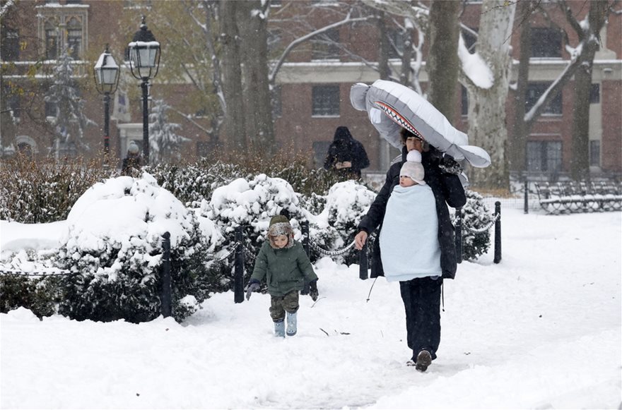 «Ντύθηκε» στα «λευκά» η Νέα Υόρκη - Χιονοθύελλα έπληξε τις βορειοανατολικές των ΗΠΑ - Φωτογραφία 3