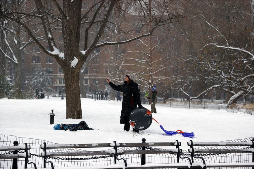 «Ντύθηκε» στα «λευκά» η Νέα Υόρκη - Χιονοθύελλα έπληξε τις βορειοανατολικές των ΗΠΑ - Φωτογραφία 4