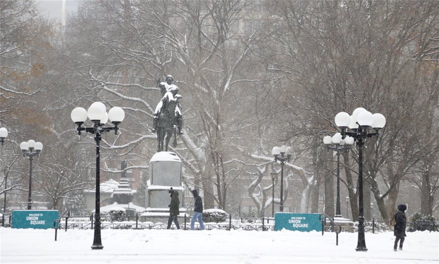 «Ντύθηκε» στα «λευκά» η Νέα Υόρκη - Χιονοθύελλα έπληξε τις βορειοανατολικές των ΗΠΑ - Φωτογραφία 8