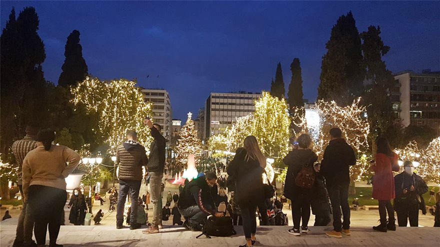 Aψήφησαν το lockdown και βγήκαν βόλτα στο Σύνταγμα - Φωτογραφία 4