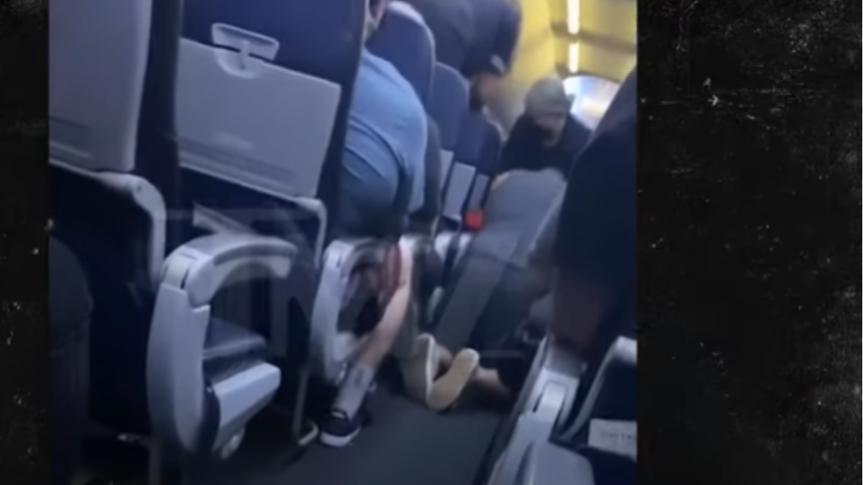 Ασθενής με κορωνοϊό πέθανε κατά τη διάρκεια της πτήσης (Βίντεο) - Φωτογραφία 1