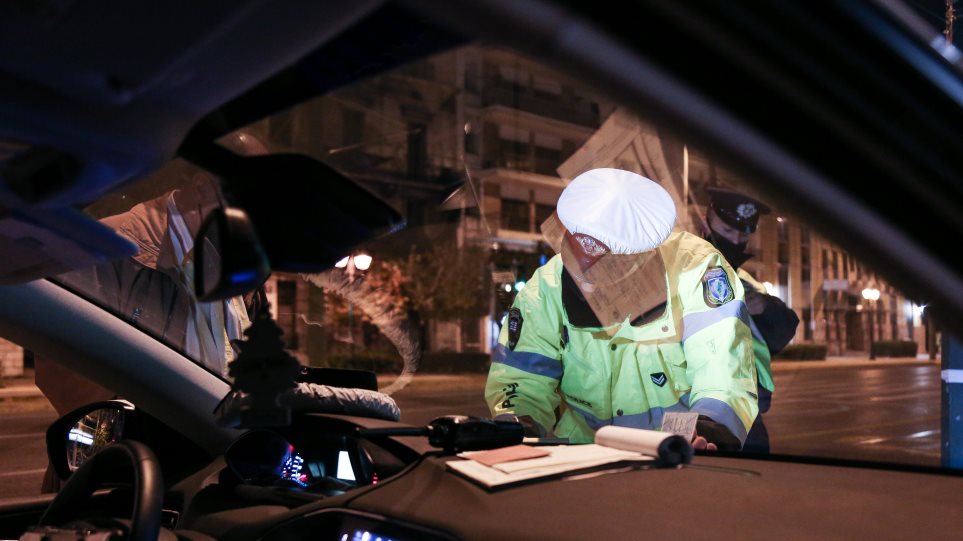 Η συγκινητική ανάρτηση αστυνομικού και το... πρόστιμο: Η ηλικιωμένη που βγήκε να δει στολισμένη την Αθήνα - Φωτογραφία 1