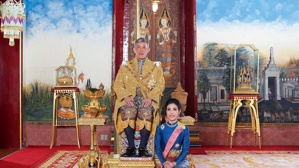 Ταϊλάνδη: Διέρρευσαν 1.400 γυμνές φωτογραφίες της επίσημης ερωμένης του βασιλιά - Φωτογραφία 1